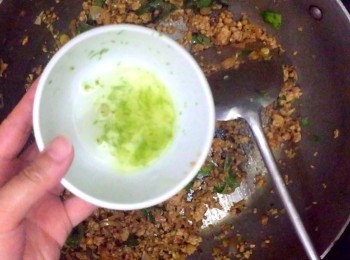 step10: 關火加埋青檸汁炒勻上碟，再灑上炸蒜即成