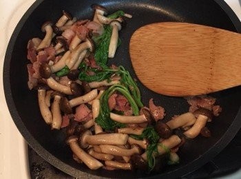 step3: 平底鍋不放油, 先放入培根小火慢煎, 等出油之後加入菠菜和鴻喜菇中火快炒, 加入鹽和胡椒調味, 炒好先起鍋放置一旁