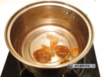 step4: 把醃過子薑的醋倒入一小煲內煮滾，加入冰糖煮至糖溶，關火。