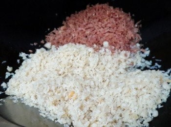 step7: 鑊洗淨，燒熱，倒入大量油，再倒入元貝碎、金華火腿碎