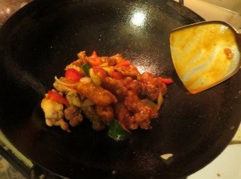 step6: 关火，把炸好的肉倒入，把猪肉和酱汁炒匀即可上桌。