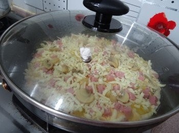 step6: 煎鍋上蓋，封氣孔，小火煮5分鐘