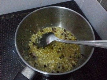 step2: 1)先用生油爆香花椒粒，蒜蓉，乾蔥
2)慢火加上五豐黎紅花椒油，糖，
花椒粉
3)待糖溶化後，聞到香味熄火