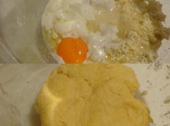 step2: 將雞蛋、鮮奶、無鋁泡打粉、糖加入步驟ㄧ的粉團中，用手揉捏成不沾黏的麵團（下圖），包上保鮮膜，放置冰箱冷藏30-40分鐘。 喜歡吃甜的，可以拌入巧克力豆於麵團中 喜歡吃鹹的，可以拌入香蔥、鮪魚於麵團中 （在此示範甜的）