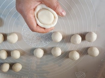 step4: 將水皮及油酥皮分別磅出平均8等份,搓圓,放入雪櫃休息15分鐘,將水皮包入油酥皮後搓圓,待麵糰休息15分鐘