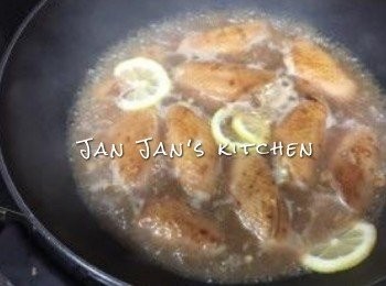 step2: 中火熱鑊下油1湯匙爆香薑片及<a href="https://bit.ly/3zHU5V3" target="_blank" data-keyword="雞翼" class="guide-link"><strong>雞翼</strong></a> <span style="display:inline-block;vertical-align:middle;margin-top:-3px;color:initial;border-radius:3px;padding:2px 3px;font-size:12px;line-height:14px;background:#87d300;color:#fff;">即買</span> 至兩面金黃色，加入水及檸檬片，維持中火炆8分鐘，完成時水分應該剛好收乾剩餘少許，可無須收汁，如發現水分較多可以粟粉水打獻。