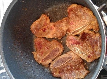 step4: 不用洗鑊，下牛仔骨煎至2面微焦，將洋蔥回鑊，下少許蠔油及老抽調味及上色。加蓋轉小心焗大約15分鐘。焗煮的過程中牛仔骨會水，如太乾可適量加入清水。最後以生抽調味即成。