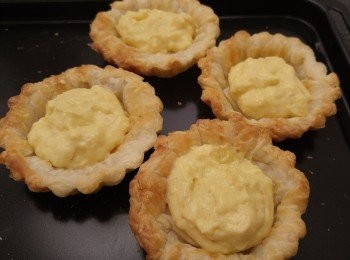 step6: 芒果切粒備用,將酥皮攤凍後釀入<span class="group_2">吉士醬</span>。