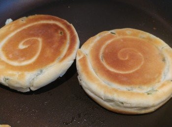 step9: 用煎pan加油放上蔥油餅,如想蔥油餅像薄餅,可用力按平。如想厚身蔥油餅需蓋蓋焗下煎下。