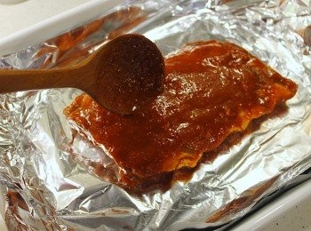 step6: 以180度預熱烤箱或氣炸鍋, 用錫紙包好豬肋排, 再倒入醃汁, 封好, 放入烤箱烤30分鐘