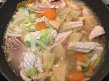 step8: 加入略淹過材料的水並用鹽、糖、白胡椒粉調味；大火煮滾。