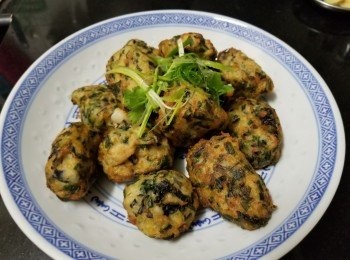 step8: 做法：

先將芋頭放入水中滾 45 分鐘，取出放涼後去皮搓成芋蓉。

鮮雲耳用薑片，黃酒出水汋 2 分鐘，取出隔乾水份切絲。

將搓好的芋頭加入其他材料，雞粉，麻油，糖，糯米粉，黑椒撈好放入雪櫃冷凍 1 小時。

用中火燒起一鍋油，用匙羹將適量芋蓉做成丸狀，再放入油鑊慢慢炸，間中須攪動及反轉，炸至金黃色，完成。

因有雲耳做餡料，油炸時不宜太猛會爆油，因雲耳加熱時會膨脹，產生氣泡，所以炸的時候要留意。