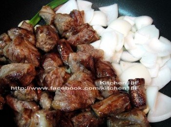 step4: 原鍋，放回牛肉，並加進洋蔥丁拌炒至洋蔥飄出香氣。