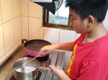 step2: 另外250克鮮奶加入玉米粉攪拌均勻~倒入步驟一 一起攪拌