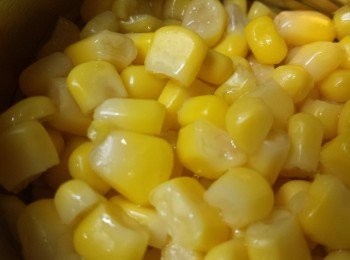 step2: 加入粟米及洋蔥粒拌勻後，再加入所有<span class="group_2">調味</span>拌勻。