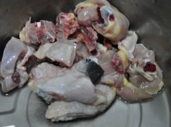 step3: 雞腿肉用溫水沖洗乾淨