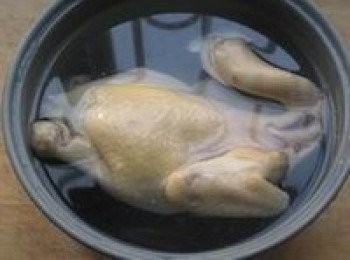 step8: 倒入大米翻炒，加入少許鹽和適量雞湯，一同倒入電飯鍋中煮熟