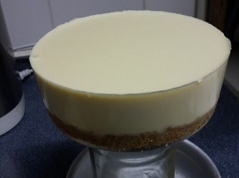 step15: 食前將凍餅拎出，放室溫3分鐘、再將蛋糕模放在窄身的物件上，然後慢慢向下脱模（滑嘟嘟的榴槤芝士層，見到就想大啖咬落去）