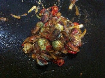 step3: 加入鮮蛤大火炒翻，最後加入少許鹽巴調味即可。