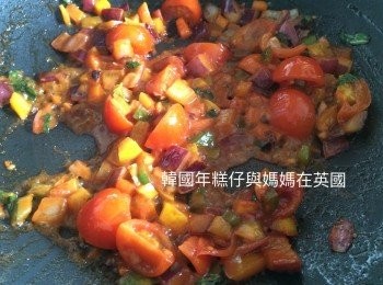 step5: 加入6湯匙水，落適量鹽和胡椒粉調味，