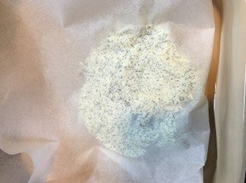 step8: 將鳥結糖上下放牛油紙。