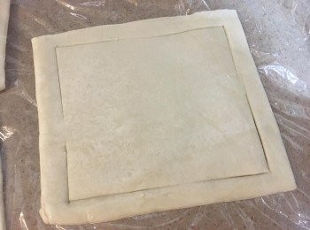 step3: 把酥皮平均切開四塊正方形，於每塊四邊約 0.5cm闊位置左右切一刀，但中間不要切斷