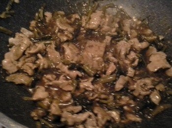 step4: 中間放入3分1片糖，邊兜肉片，直至熟透關火，盛起待用。