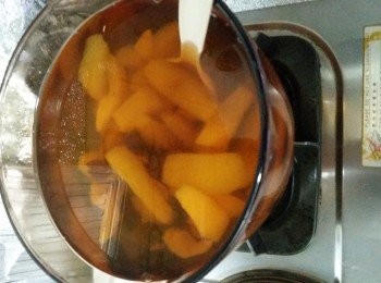 step3: 3L水滾後加入所有<span class="group_1">食材</span>，細火煲45分鐘，熄火焗15分鐘便可。