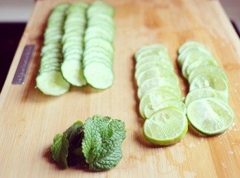 step1: 材料有青檸，青瓜和薄荷葉。