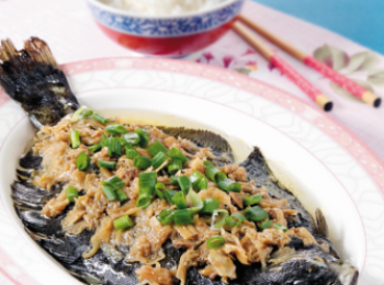 step6: 把葱花放在魚上, 用鑊燒沸油淋在魚上, 即成。