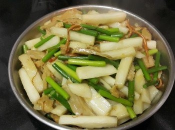 step8: 做法 :

將烤麩用少少鹽,乾蔥,蒜頭煎香上碟備用, 用薑片少少生油將蒜芯出水, 汋半熟備用, 再用乾蔥,蒜頭爆炒淮山,蟲草花 , 加約 300ml 水,雞粉, 糖, 辣椒碎, 再將烤麩回鑊 , 煮滾後差不多收汁時, 再放入蒜芯大火快炒, 少少生粉水, 麻油埋芡 , 完成 !

鮮淮山去皮時會有汁液，而且非常滑手，所以去皮時要小心，另外如果汁液沾上手臂，會出現痕癢，只須用火爐在上面輕輕烘一烘 痕癢即時消失 。