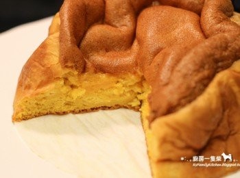 step12: 若不喜歡芝麻的味道，也可省略黑芝麻粉，低筋麵粉改為25g，其他材料分量不變，烤出原味的蜂蜜蛋糕，我用的是品質還不錯的有機蛋，所以烤出了很漂亮的黃色:)