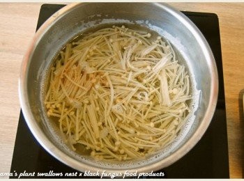 step2: 金針菇切除根部，逐一洗淨後分切成段，放入滾水中川燙2~3分後撈出瀝乾。