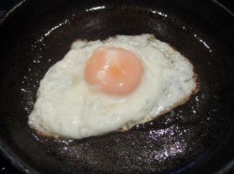 step6: 荷包蛋可自行調整烹煮時間,煎成喜歡的熟度。