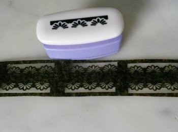 step2: 用壓花器壓出花紋..