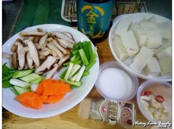 step1: 先將板豆腐用清水沖淨之後切成適當大小備用（但不宜過小，容易破哦！）