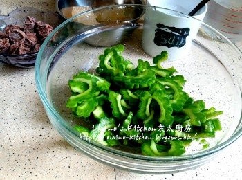 step2: 切薄片後放入大碗內 , 加入2茶匙鹽拌勻靜待10分鐘