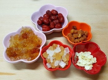 step1: 桃膠用水浸6-8小時至發大，去除黑色雜質，備用。