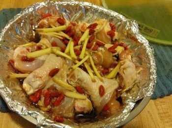 step1: 鸡块加入腌料腌过夜。蒸之前放在室温二十分钟，加上材料1拌匀。