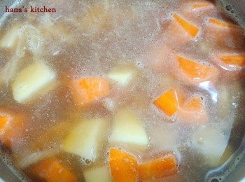 step4: 再將水及馬玲薯及紅蘿蔔倒入鍋中蓋上鍋蓋煮15-20分鐘