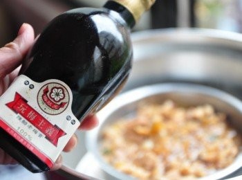 step8: 約剩2量杯水時，在開蓋放入約1中匙老梅膏提味至電源跳起