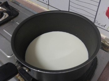 step1: 奶加糖慢火煮溶， 不要煮滾， 糖溶化便可。