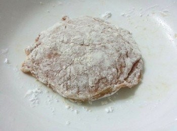step3: 再將豬排另一邊合起來沾上一層麵粉