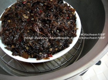 step10: 取一電鍋，先放進蒸架，再放上步驟9完成的梅干扣肉，外鍋倒進量米杯2杯的水量。(蒸約35-40分鐘)