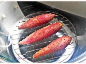 step1: 先將蕃薯洗淨, 預熱光波爐。將蕃薯放入爐180度波20分鐘. 反轉再波10分鐘。即可食用。