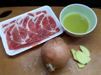 step1: 洋蔥切絲備用; 豬肉片先醃30分鐘