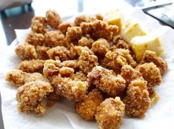 step3: 油溫下鍋前375度, 雞肉下鍋後溫度會降低至325度左右. 盡量維持 325度F 至 350度F. 炸到金黃 肉內溫度為165度F 即可起鍋 (或切開一顆來看 雞肉呈白色狀即可起鍋) 瀝油, 加入調好的胡椒鹽