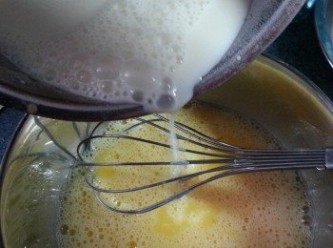 step3: 將拌好的蛋液加入到麵粉牛奶糊中，再加入油攪拌均勻，最後面糊過篩備用