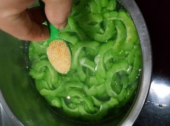 step6: 煮滾一鍋水(水不用太多,夠蓋過苦瓜即可),加入苦瓜,落1茶匙砂糖,半茶匙鹽,1湯匙食用油,水滾起計,將苦瓜煮1-2分鍾