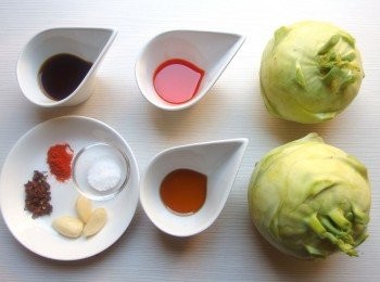 step1: 準備所有材料。蒜頭磨成泥備用。花椒粒放入平底鍋,用小火做烘烤至香氣釋出,放涼備用。